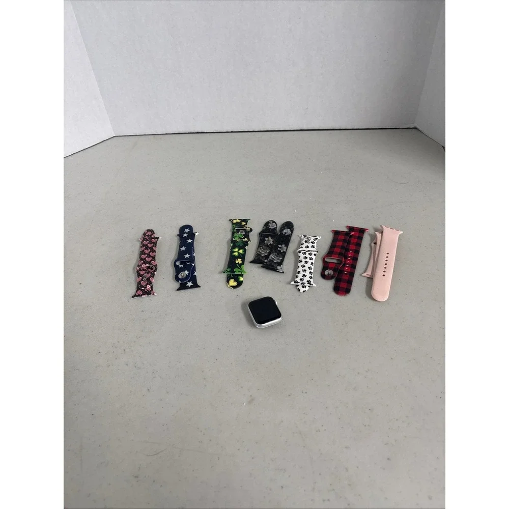 Apple‎ Watch Series 4 40mm Silver Aluminum 7 Patterned Silicone Bands - untested